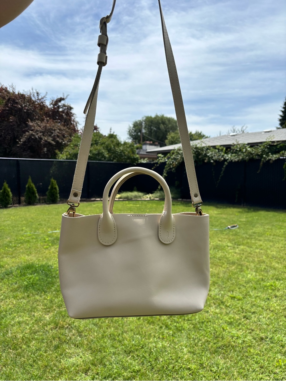 Portland Leather large raindrop Crossbody bag. - Picture 4 of 14